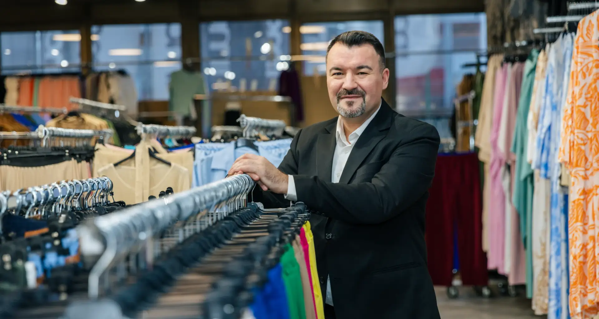 Levent Uysal, Geschäftsführer von OUTLET34, im Showroom