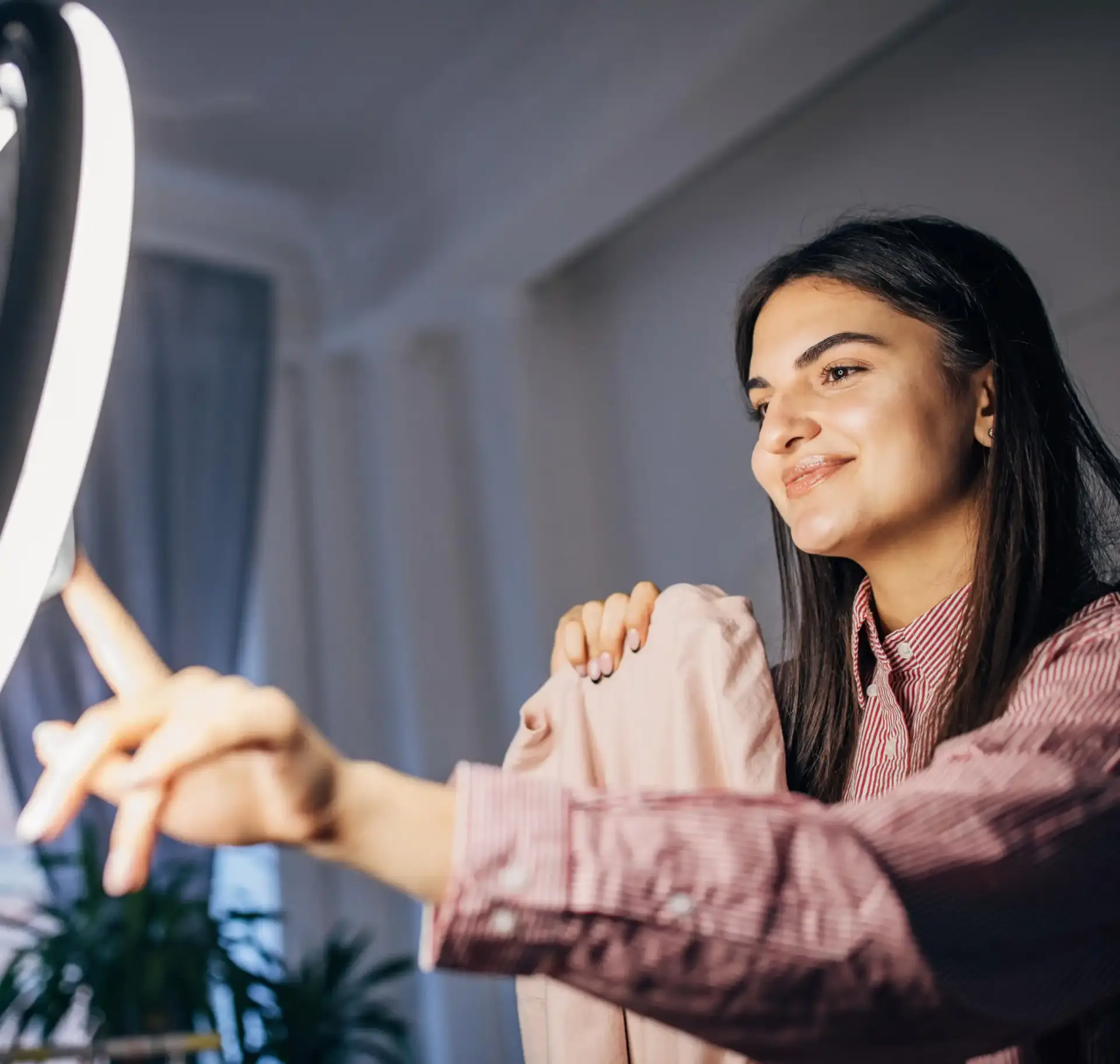 Live-Shopping bei OUTLET34: Moderatorin präsentiert Mode am Ringlicht
